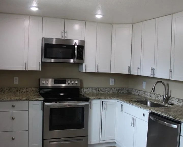 7496 Locust St — Photo 3