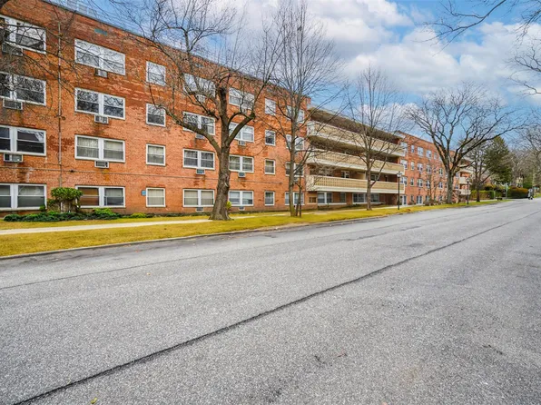 45 Hillpark Avenue #1L, Great Neck, NY 11021