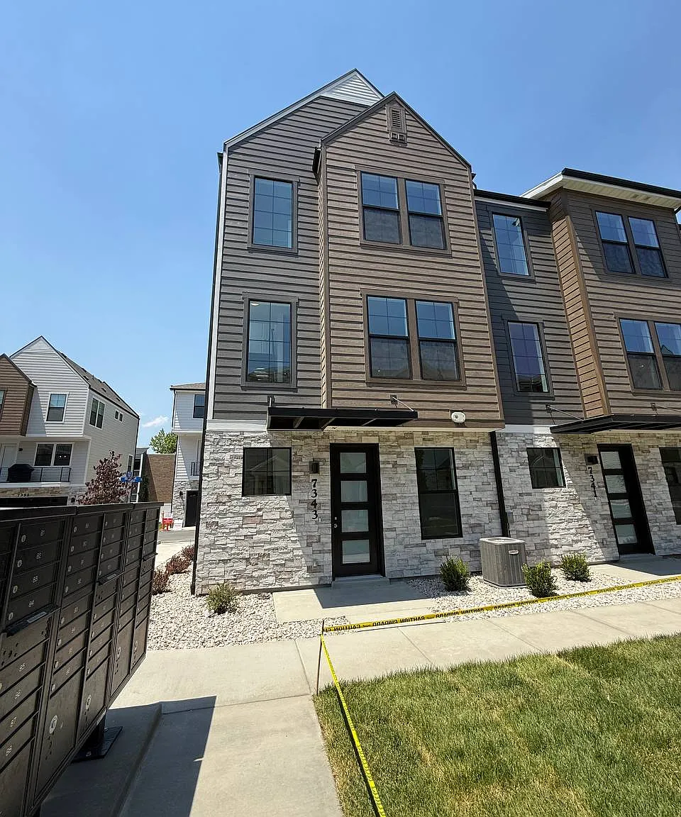 3 bed, 2.5 bath, 1648 sqft, $2,295 — Photo 1