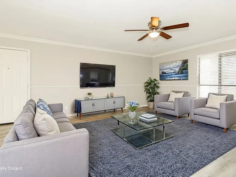 721 Oak Grove Ln — Photo 6