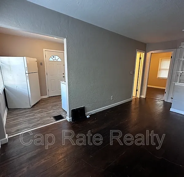 322 S Powell Ave — Photo 4