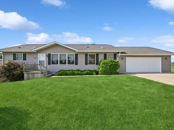 2590 Meadow View Dr, Urbana, IA 52345