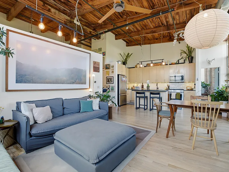 2111 W Churchill St #306 — Photo 4