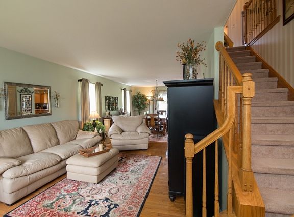 4th image of 65 Jonathan Dr