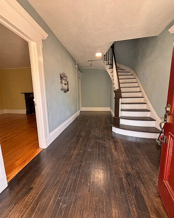 4 Crown St #1