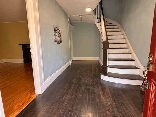 4 Crown St APT 1, Worcester, MA 01609