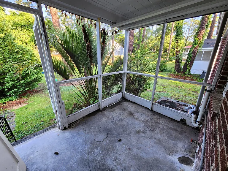 1419 McArthur Ave — Photo 3