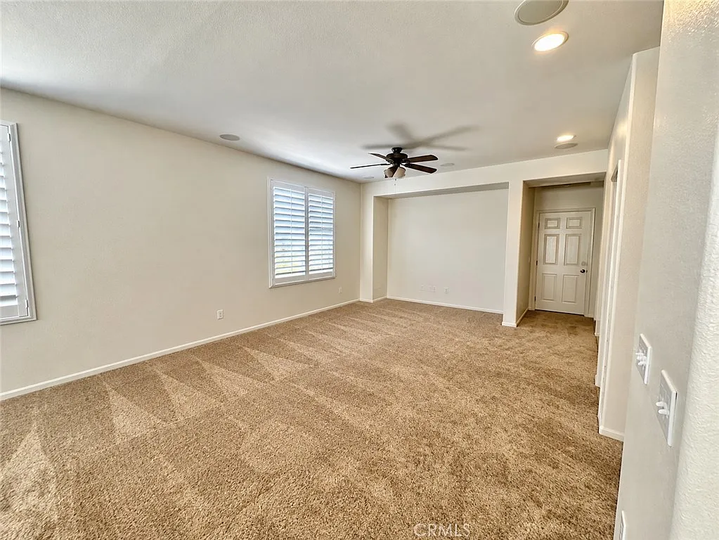 5 bed, 2.5 bath, 2909 sqft, $3,000 — Photo 4