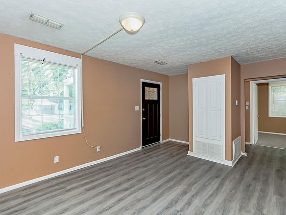 5th image of 210 Bradley Dr