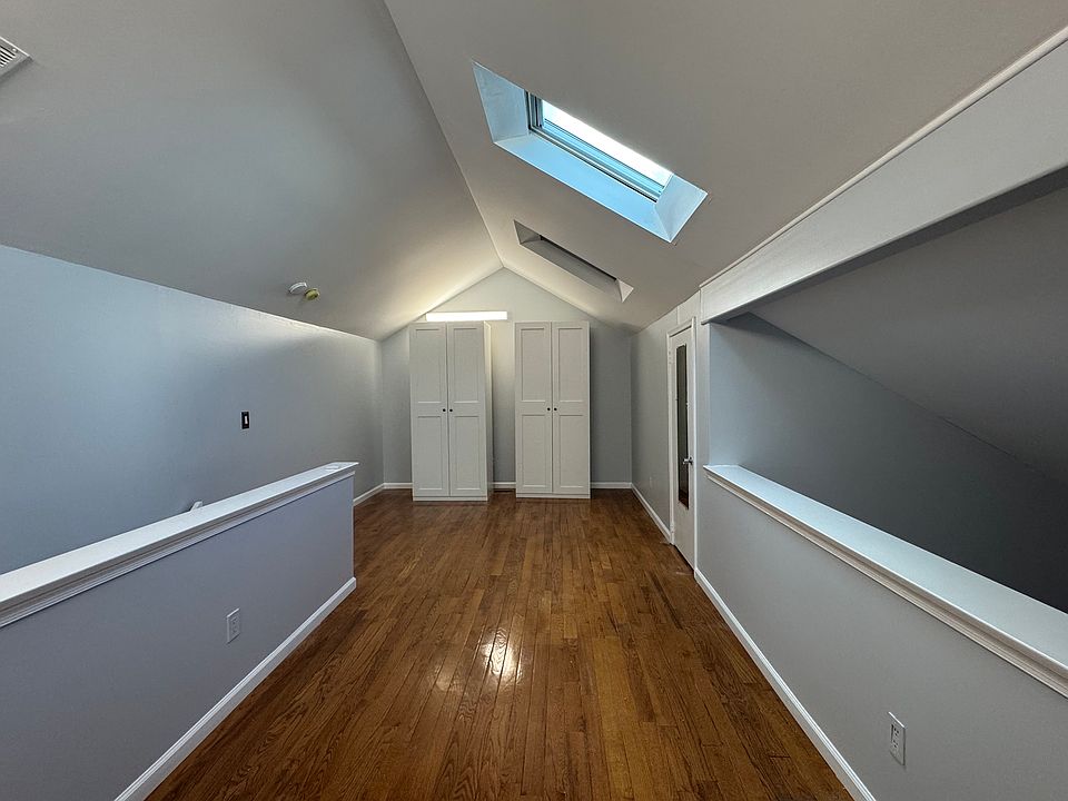 Office Space with 3 Sunroofs proving amazing ambience and lighting