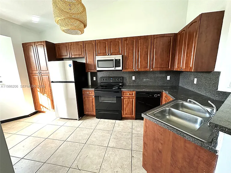 3550 NE 5th St #202 — Photo 12