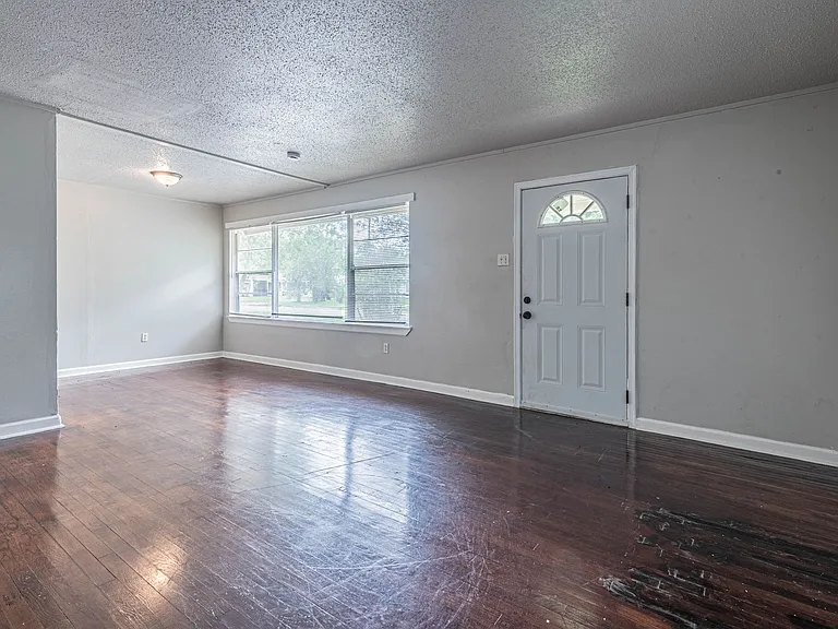 5818 Glenhurst Dr — Photo 4