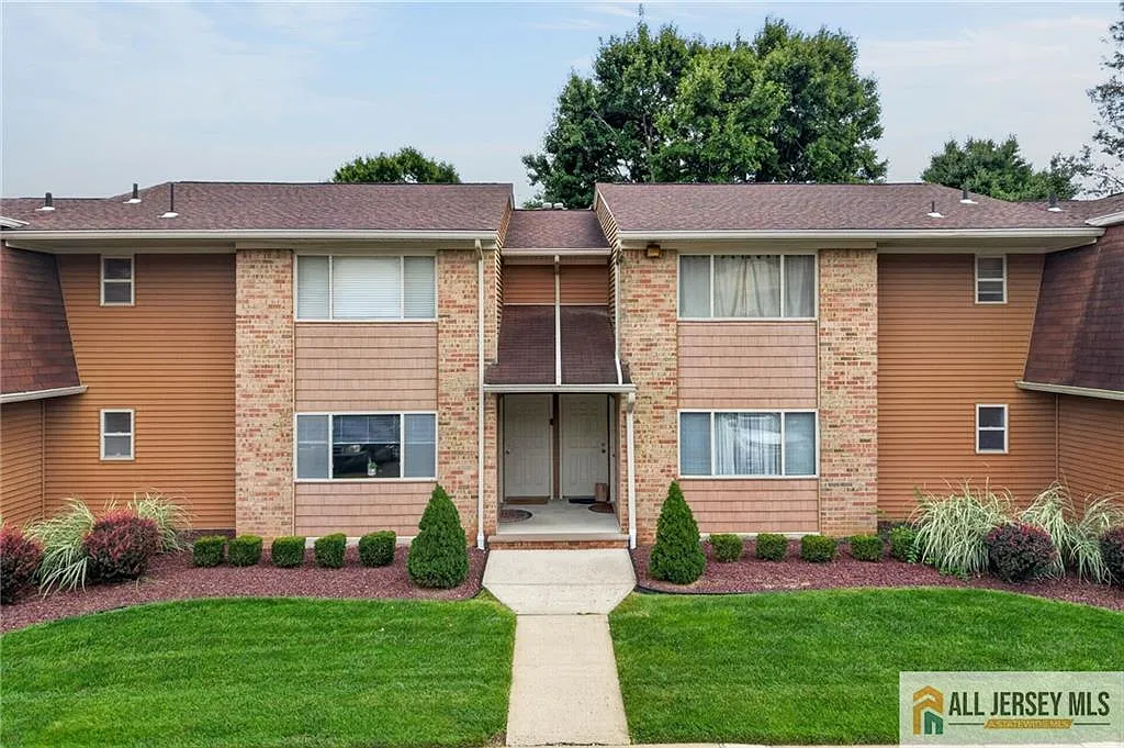 1 bed, 1.0 bath, 877 sqft, $2,000 — Photo 1