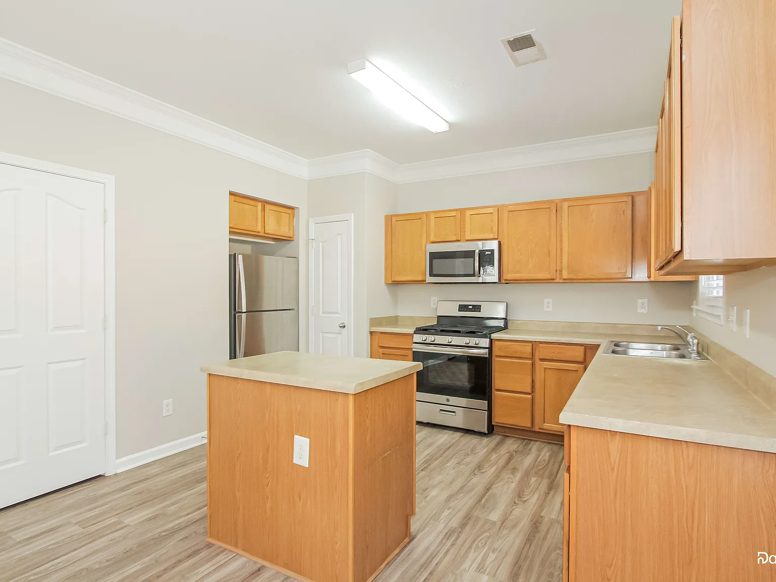 4 bed, 2.5 bath, 2105 sqft, $2,310 — Photo 4