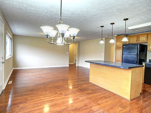 3rd image of 3853 Utica Dr