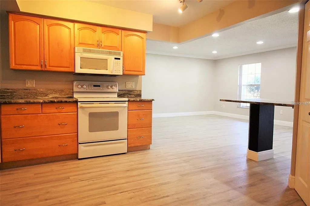 3 bed, 2.0 bath, 1613 sqft, $2,575 — Photo 3