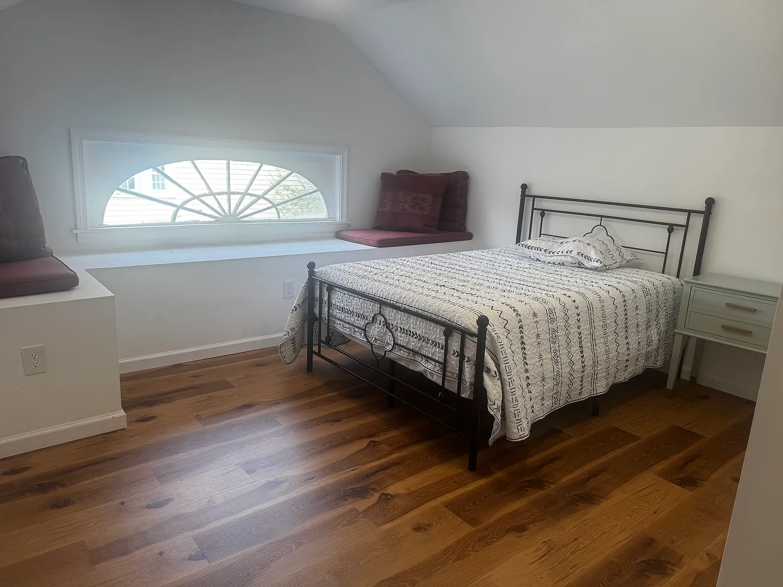 2 bed, 690 sqft, $2,400 — Photo 2