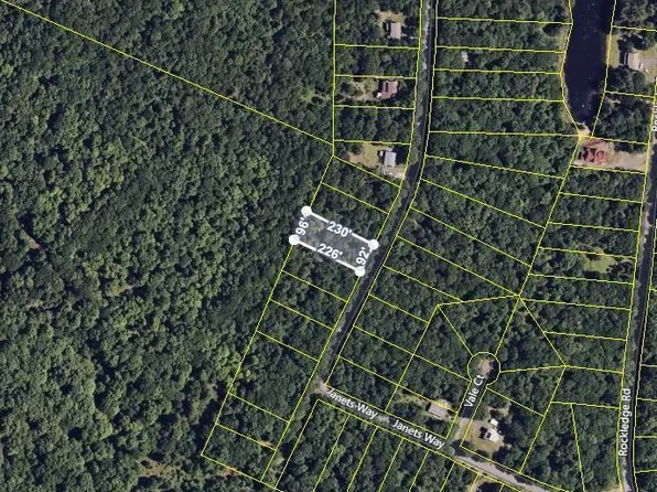 179 Oakridge Dr, Dingmans Ferry, PA 18328