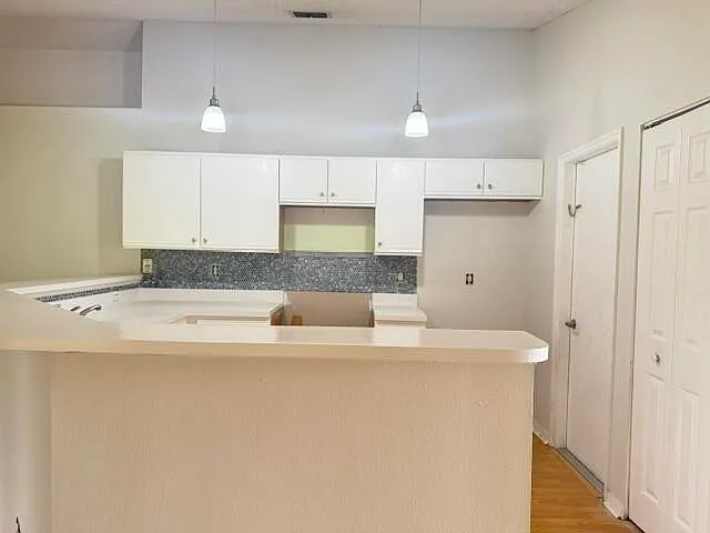 443 SW Sadwick Ave — Photo 2