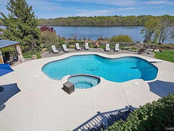 3rd image of 22 Fieldstone Court