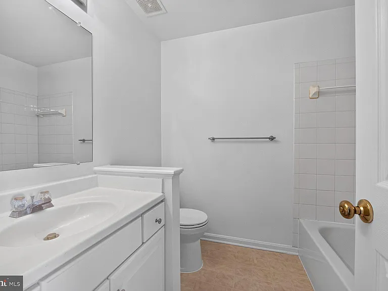 12054 Edgemere Cir — Photo 15