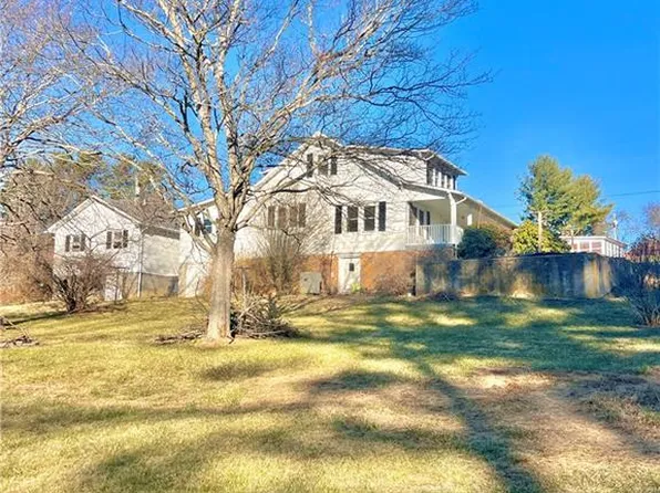 53 Wagoner St, Sparta, NC 28675