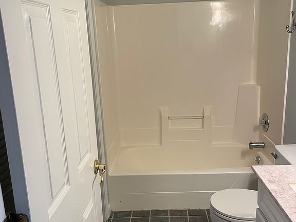 4th image of 696 Metro Ct