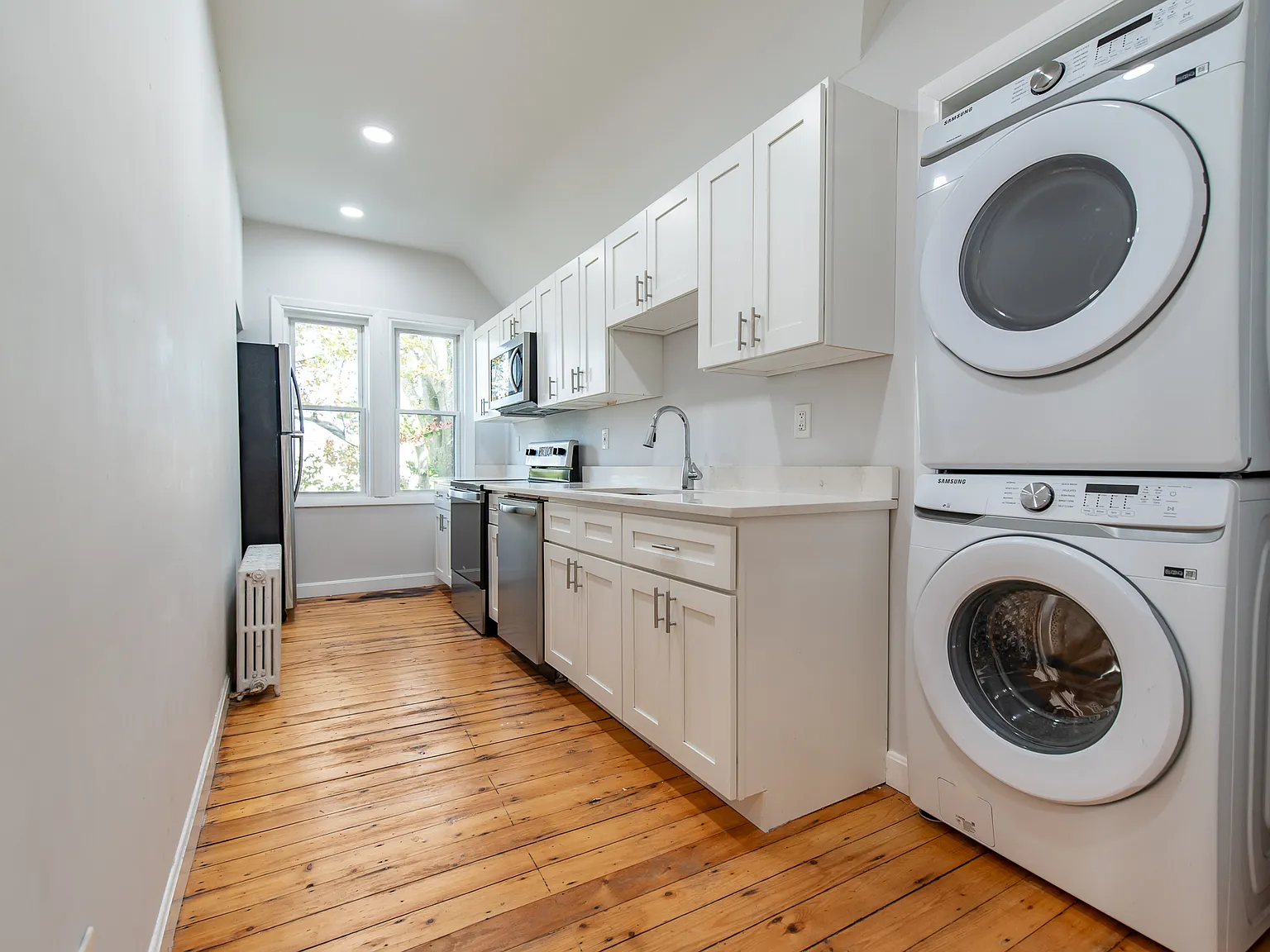 2 bed, 1100 sqft, $2,200 — Photo 2