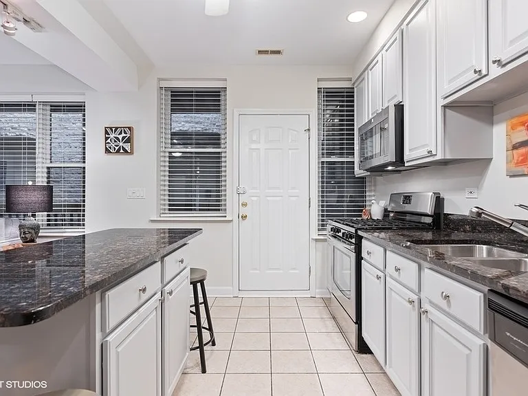 4825 N Fairfield Ave #1 — Photo 6