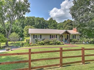 1330 Long Crescent Dr, Bristol, VA 24201