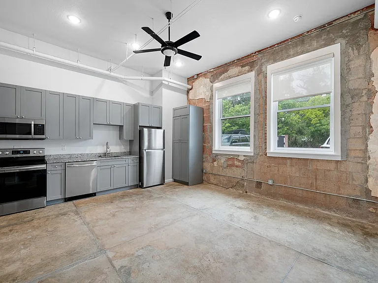 Modern, Industrial Flats in Tampa Heights — Photo 17