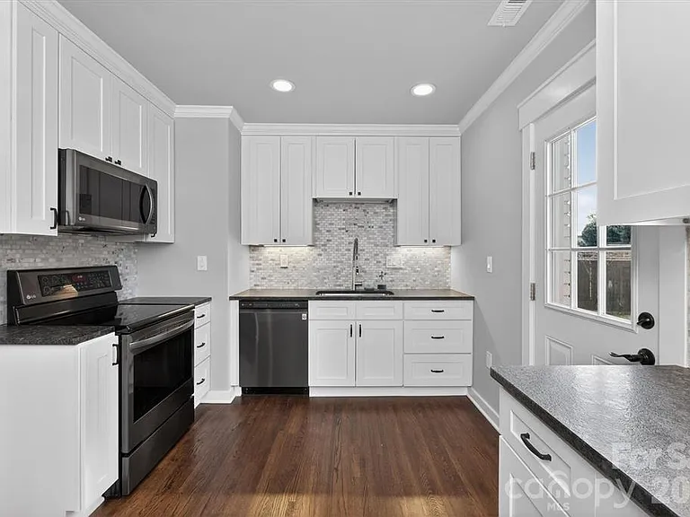307 E Peterson Dr — Photo 4