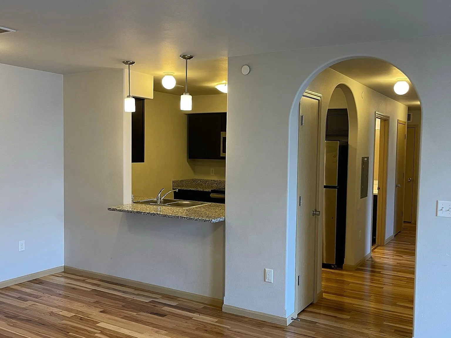 507 E College St — Photo 2
