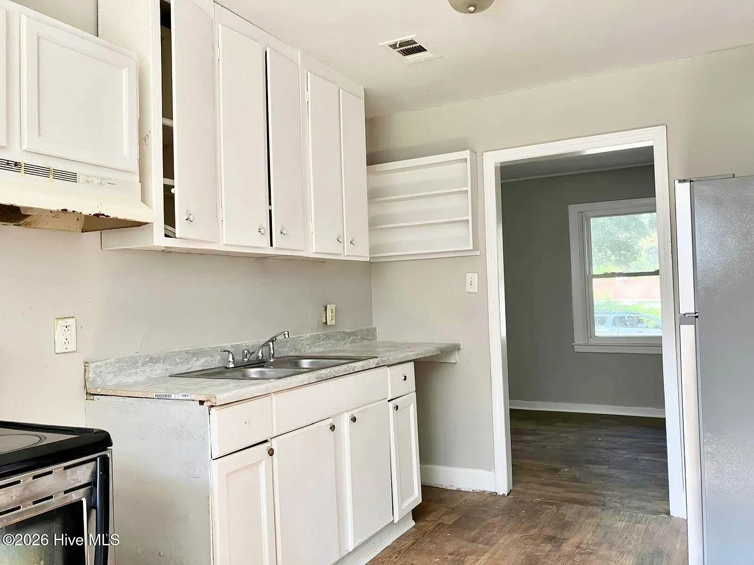 3 bed, 1.0 bath, $1,610 — Photo 2