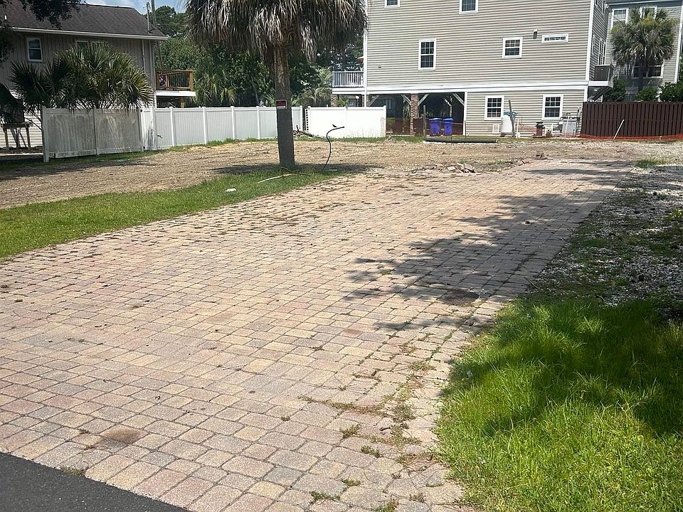 2nd image of 330 Lakeside Dr.