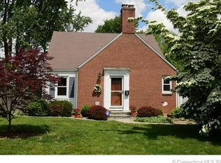 4 Crosshill Rd, West Hartford, CT 06107