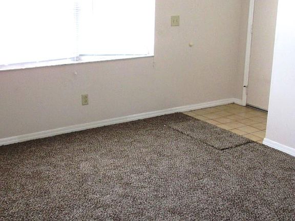 3rd image of 3131 Sir Hamilton Cir #10