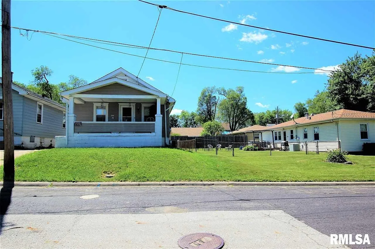 2121 N Underhill St photo 1