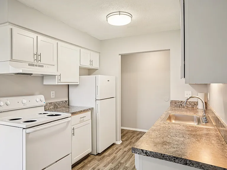 Hillcrest Club Apartments — Photo 26