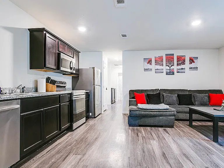 3 bed, 1744 sqft, $2,000 — Photo 2