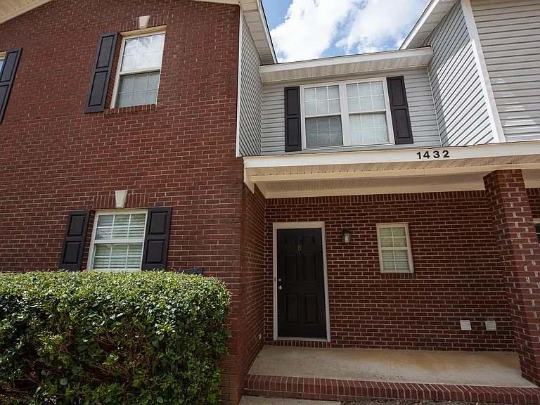 1432 S Donahue Dr — Photo 2