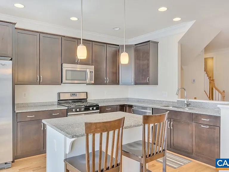 980 Belvedere Way — Photo 12