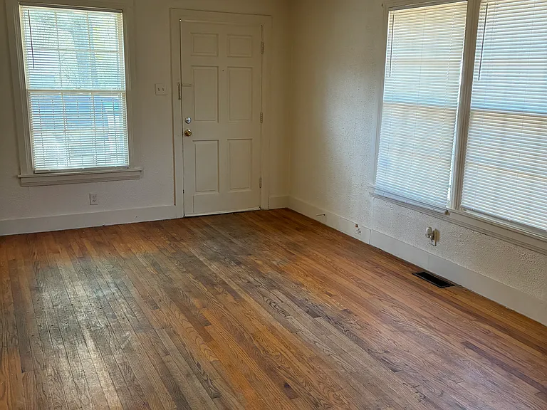 2312 Moss St — Photo 8