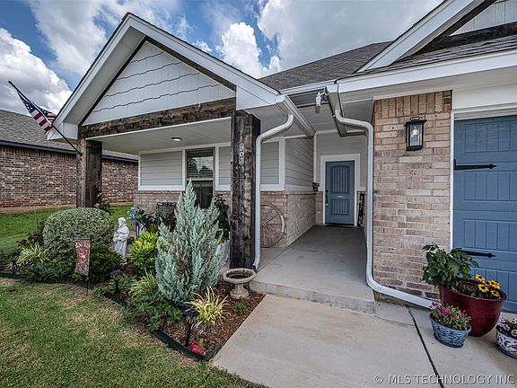 2nd image of 903 Dahlia Ln