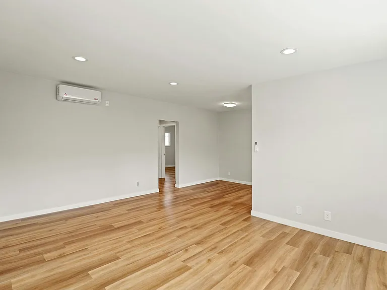 1352 W 36th St #2 — Photo 11