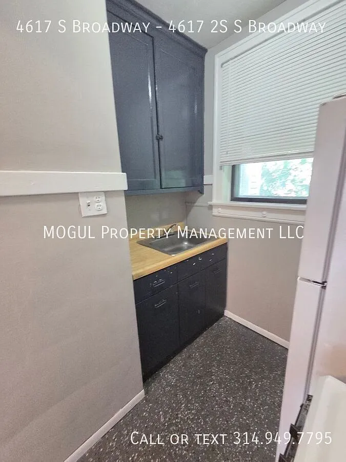 September Special $399 Moves You In South Broadway 1 Bedroom — Photo 3