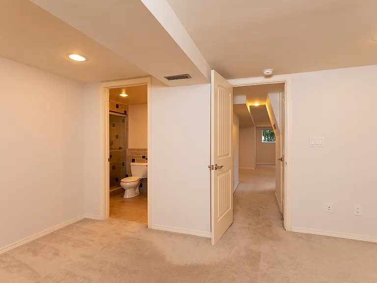 15323 SE 42nd St — Photo 28