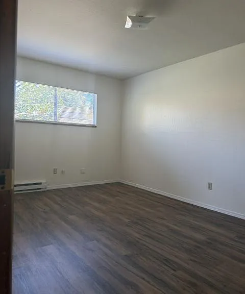 316 NE C St — Photo 9