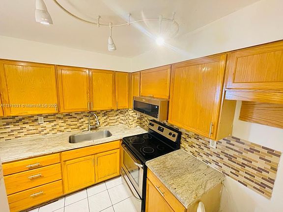 3rd image of 1621 Collins Ave APT 501
