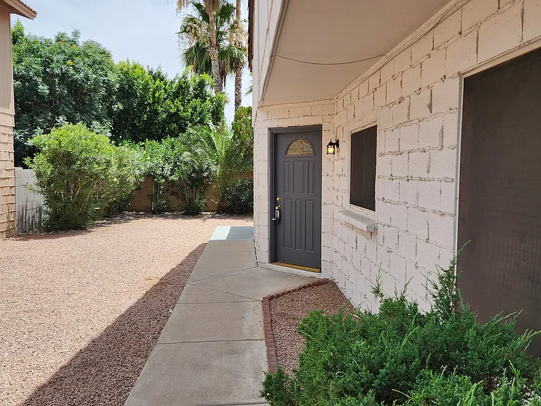 2721 W Estrella Dr — Photo 3